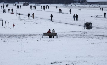 Winter shows itself: many visitors on the snow-covered Tempelhofer Feld, 15.02.2025, Berlin,