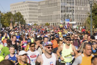 Runners cross the Moltke Bridge at the 50th BMW Berlin Marathon 2024 on 29/09/2024