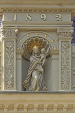 Madonna figure with the year 1892 on the Gildehaus, floral decorations, sculpture, baby Jesus,