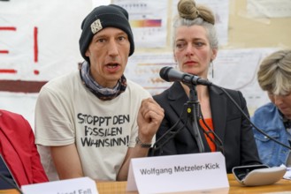 Wolfgang Metzeler-Kick at the press conference of Hungern, bis Ihr ehrlich seid . To his right Lena