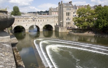 Pulteney bridge and weir, River Avon, Bath, England, United Kingdom, Europe