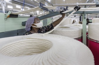 BENIN TEXTILE CORPORATION BENIN, Combing machine producing a combing band for spinning yarns. in a