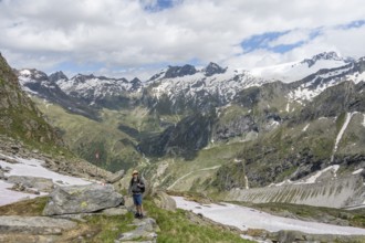 Mountaineers on a hiking trail in front of a picturesque mountain landscape, rocky mountain peaks