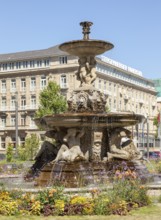 Schalenbrunnen von Leo Müsch geschaffen in 1882 auf dem Corneliusplatz vor dem Steigenberger