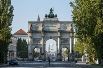 Siegestor, triumphal arch by Friedrich von Gärtner, quadriga, Bavaria with four lions,