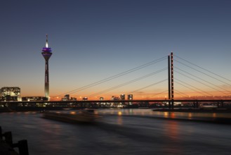 Sonnenuntergang am Rhein, Rheinkniebrücke und Rheinturm in Düsseldorf, NRW, Deutschland