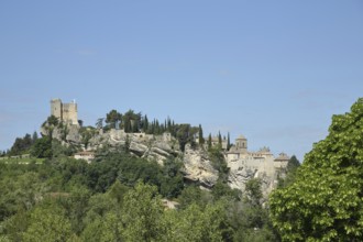 Castle and houses on mountain and rocks, cliff, mountain village, Vaison-la-Romaine, Vaucluse,