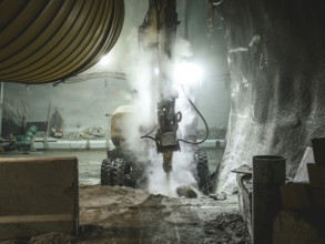 Construction work on a cross-passage in a tunnel section in construction lot H53, Brenner Base