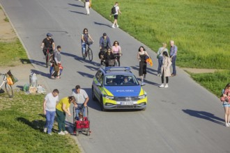 Groups of men out and about on the banks of the Elbe, the Elbe cycle path and the Elbe meadows. A