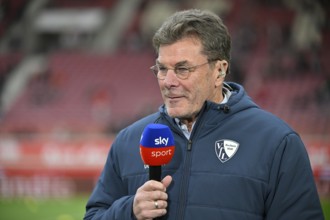 Coach Dieter Hecking VfL Bochum BOC, portrait, interview, microphone, mike, logo, SKY, smiles,