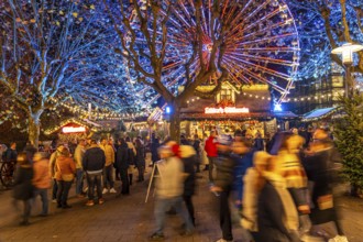 Pre-Christmas season, people, shoppers, visitors to the Christmas market in Essen city centre,