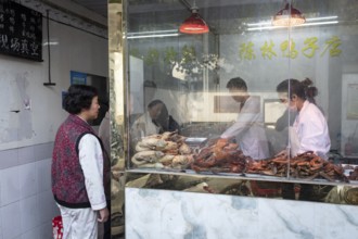 Lin Shu Xiang buys Nanjing Salt Duck and grilled duck for dinner at Chen Lin Duck Store, Diao Yu