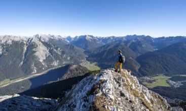 Mountaineer at the summit of the Große Arnspitze, mountain panorama with Karwendel mountains,