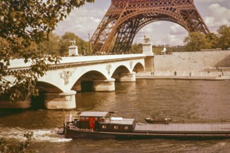 Frachtschiff auf der Seine mit dem Eiffelturm im Hintergrund, Paris, Frankreich, Anfang der 1960er