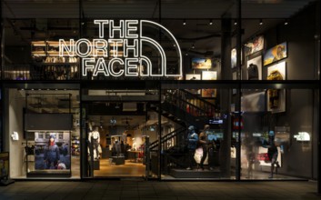 Night shot, The North Face, logo, outdoor clothing, shop, Königsstraße shop, Stuttgart,