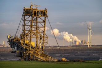 Edge of the Garzweiler II open-cast lignite mine, at the village of Lützerath, the last village to