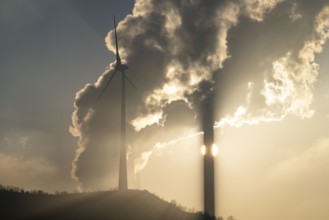 Windpark Halde Oberscholven, smoke clouds from the cooling tower and chimney of the Uniper