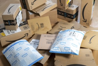 Parcels from online mail order company Amazon, various packaging, Amazon Prime