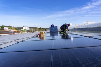 Installation of solar modules on the roof of a commercial enterprise, over 400 photovoltaic modules