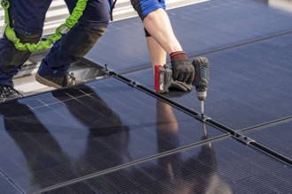 Installation of solar modules on the roof of a commercial enterprise, over 400 photovoltaic modules