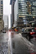 Winter, rainy weather, freezing rain, large puddle, puddle of water, in the city centre, Große