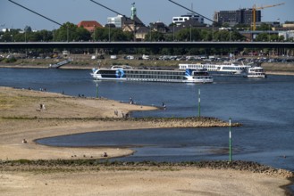 Rhine at Düsseldorf, extremely low water, Rhine level at 81 cm, tendency falling, after a long