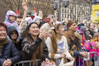 Rose Monday parade in Düsseldorf, Asian spectators, at the street carnival, here Fortuna