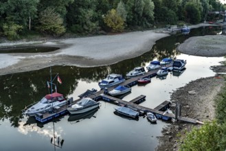 The Rhine at extremely low water, near Bad Honnef Rhöndorf, below the Drachenfels, jetty in the Old