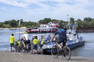 Rhine ferry, car ferry between Duisburg-Walsum and Orsoy, here on the Walsum bank, pushed convoy