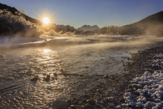 Wild river, riverbed, winter, snow, hoarfrost, backlight, fog, sunbeams, sunset, Isar, view of