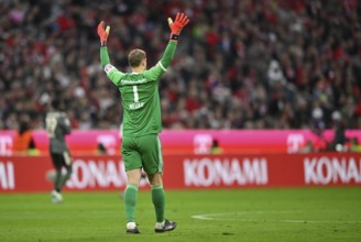 Goalkeeper Manuel Neuer FC Bayern Munich FCB (01) from behind, gesture, gesture, Allianz Arena,