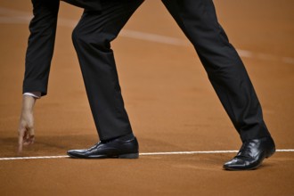 Chair umpire, umpire, referee, points to line with index finger, decision, tennis, Porsche Cup