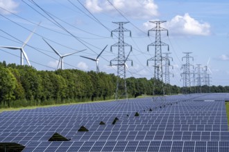 High-voltage power line route, the space underneath is used for a solar park over 5 km long, behind