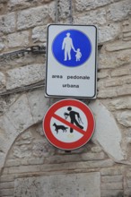 Pedestrian zone and no dogs sign, historic centre of Assisi, Umbria, Italy, Europe