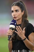 TV presenter Lea Wagner in an interview, microphone, logo, SWR, gesture, Voith-Arena, Heidenheim,