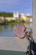 Love locks on the Inn footbridge, Fünferlsteg, Old Town with Inn, Passau, Lower Bavaria, Bavaria,