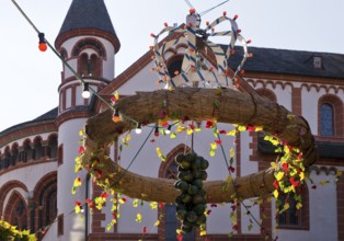 Sculpture modelled on a harvest crown, market square, Bacharach, UNESCO World Heritage Upper Middle