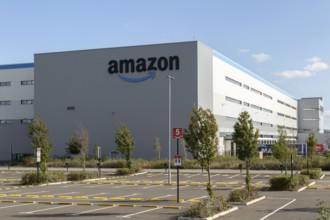 Amazon Fulfilment centre BRS2, warehousing and distribution building, Symmetry Park, Swindon,