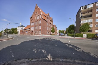 Rheinstraße primary school, brick building with gable, intersection of Virchowstraße and