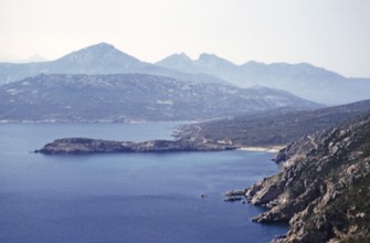 Landschaftsansicht einer felsigen, unbebauten Küste, Insel Ibiza, Balearen, Spanien, 1950er Jahre