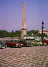 Ägyptischer Obelisk, Place de la Concorde, Paris, Frankreich 1967 mit geparkten Autos und einem