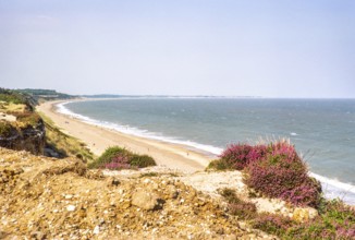 Blick auf Strand und Küste von der Klippe in Dunwich Heath, Suffolk, England, Uk Juli 1976