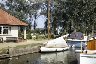 Vor dem Pub vertäute Boote, Hickling Broad, Norfolk Broads, Juli 1970