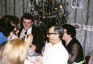 Weihnachts- oder Neujahrsfest im Kreise der Familie und Freunde, 1965-1966