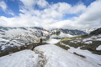 Hiking trail with cairns, mountain landscape with snow fields, summit Hoher Weißzint and