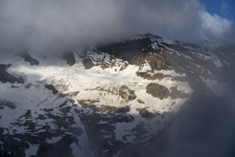 Cloudy mountain landscape, Griesferner summit with glacier, Berliner Höhenweg, Zillertal, Tyrol,