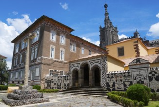 Eine historische Gebäudeansicht mit detaillierten Mosaikmustern und einem blauen Himmel im