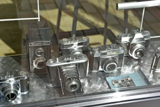 Europe, Germany, historical cameras in the window of a photo shop, Europe