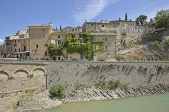 Stone wall at the river Ouvèze and townscape, houses, Ouveze, Vaison-la-Romaine, Vaucluse,