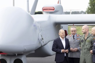 Olaf Scholz (Chancellor of the Federal Republic of Germany, SPD) in front of an IAI Heron TP drone